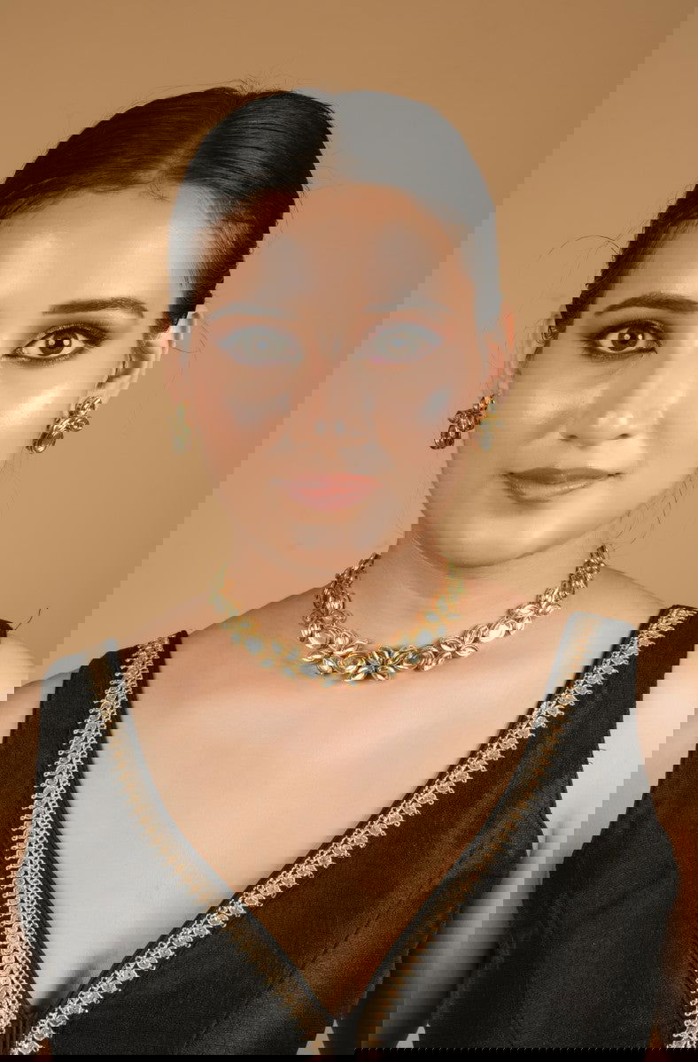 Gold Finish Kundan Flower Pattern Choker - Mayrake.in