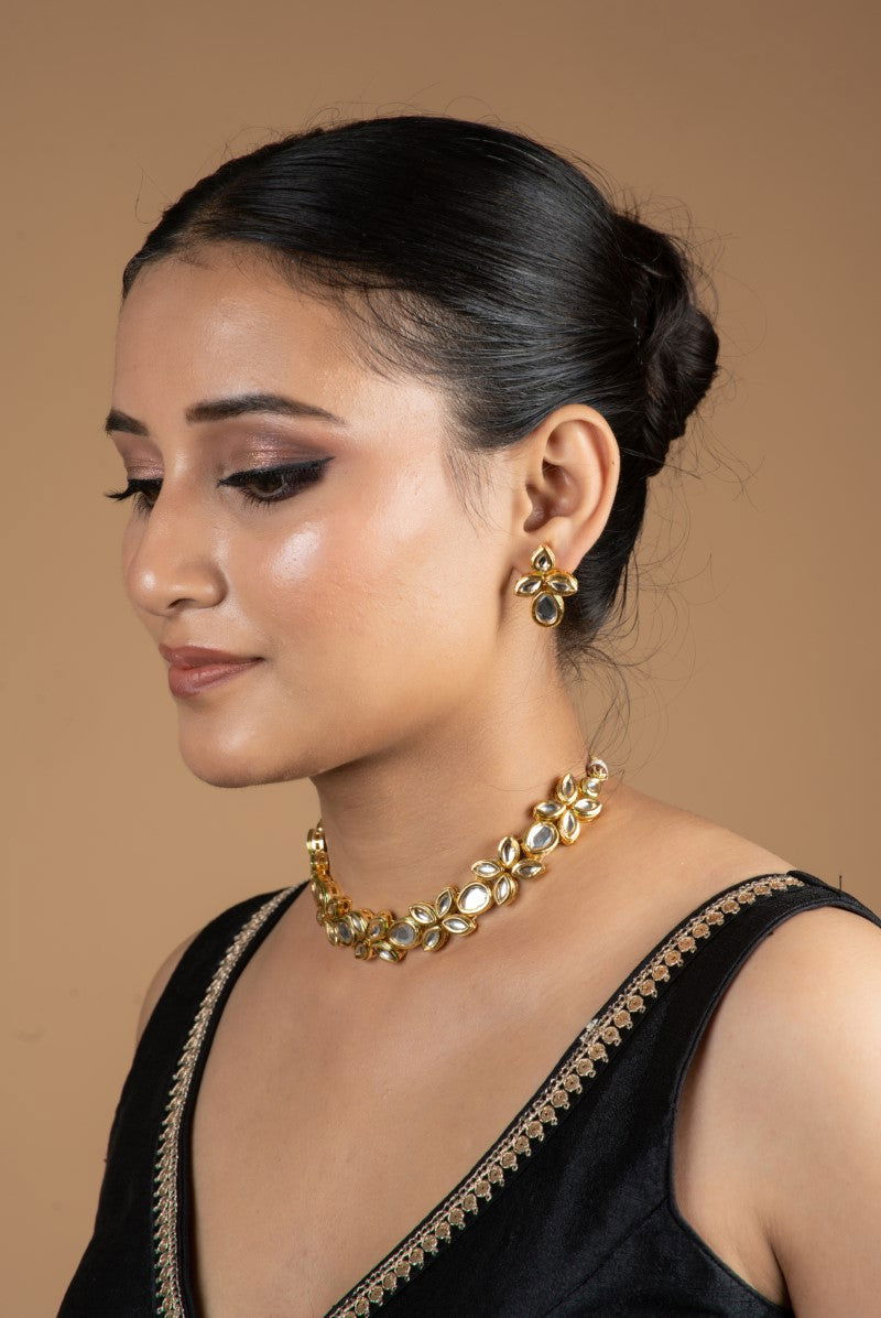Gold Finish Kundan Flower Pattern Choker - Mayrake.in