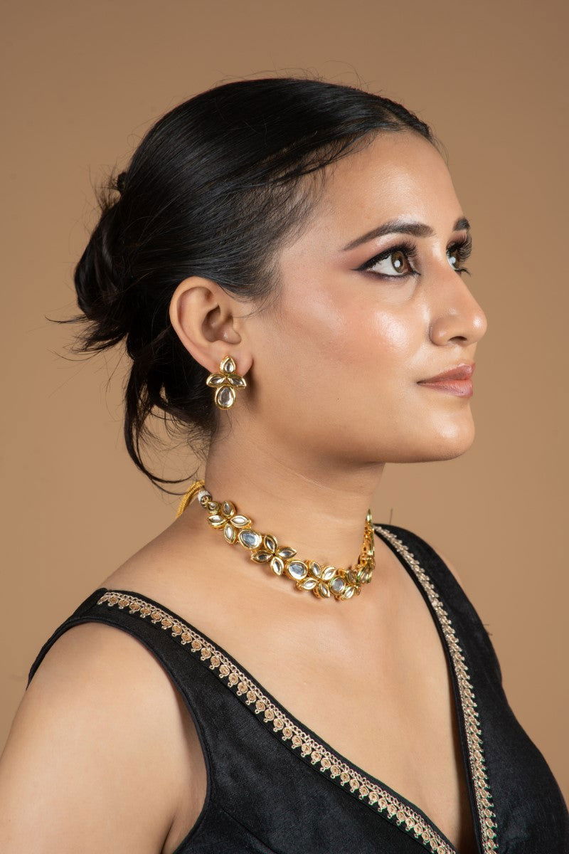 Gold Finish Kundan Flower Pattern Choker - Mayrake.in